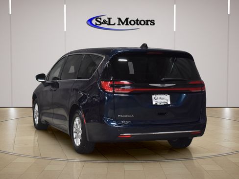 Used 2023 Chrysler Pacifica Touring-L FWD image 7