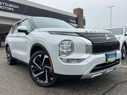 New 2025 Mitsubishi Outlander SE image 2