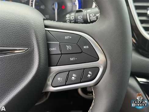Certified 2025 Chrysler Pacifica Select image 17