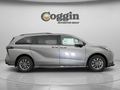 New 2026 Toyota Sienna XLE image 23