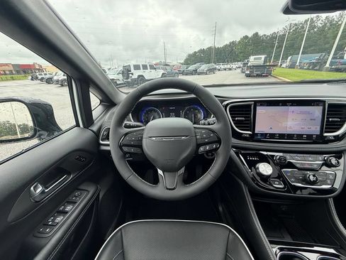 New 2027 Chrysler Pacifica Limited FWD image 9