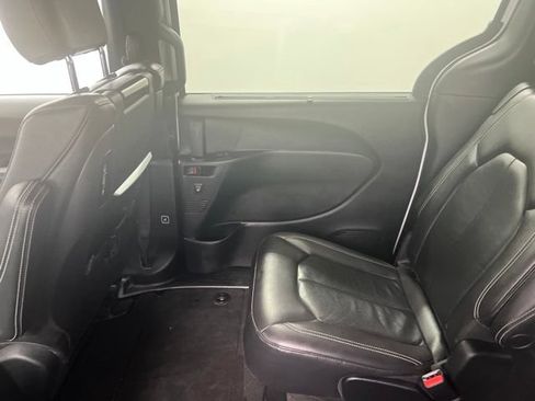 Used 2022 Chrysler Pacifica Touring-L w/ Uconnect Theater Family Group AWD/4WD image 14