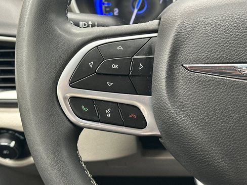Used 2023 Chrysler Pacifica Touring-L FWD image 31