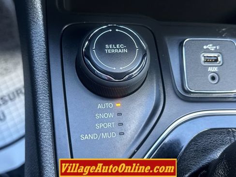 Used 2019 Jeep Cherokee Latitude Plus AWD/4WD image 24