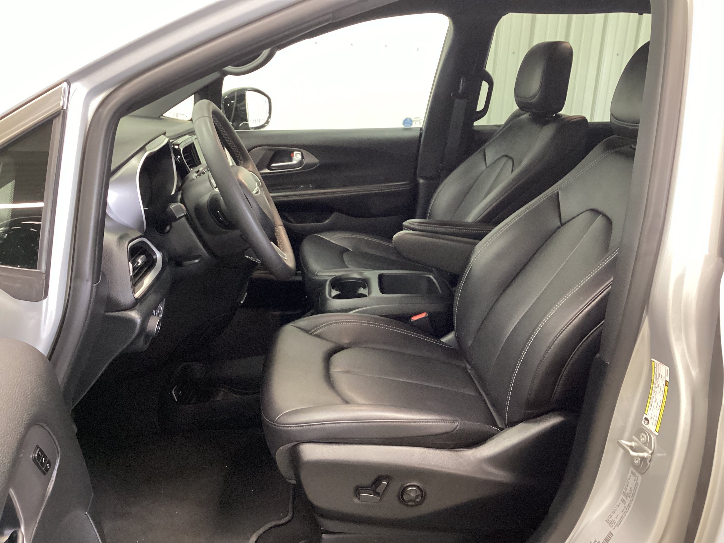 Used 2026 Chrysler Pacifica Select FWD image 14