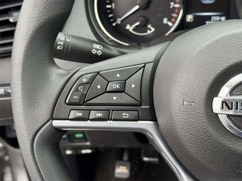 Used 2017 Nissan Rogue S image 10