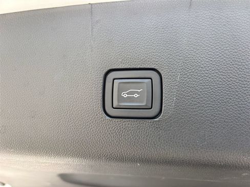 Used 2023 Chevrolet Traverse LT AWD/4WD image 17