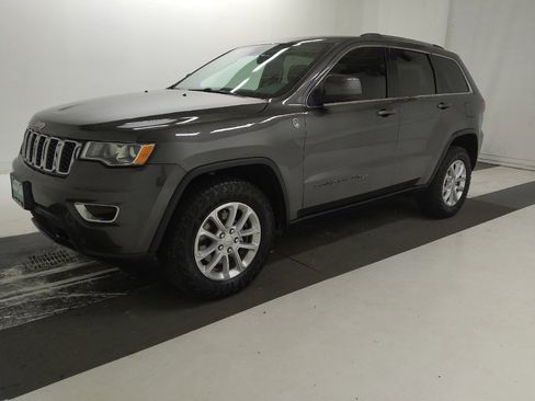 Used 2021 Jeep Grand Cherokee Laredo image 2