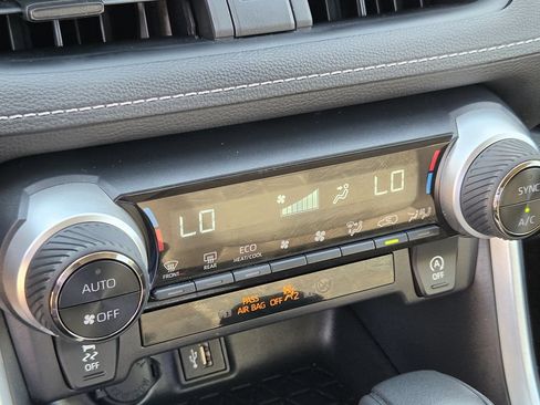 Used 2025 Toyota RAV4 XLE FWD image 20