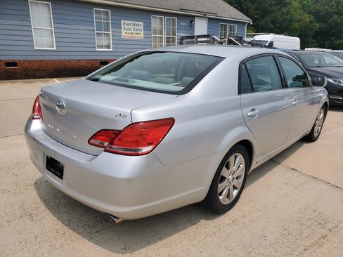 Used 2005 Toyota Avalon XLS FWD image 9