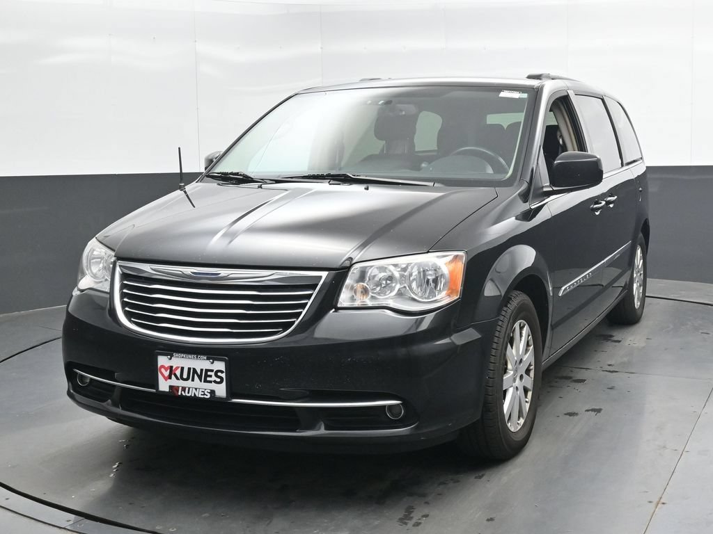 Used 2014 Chrysler Town & Country Touring FWD image 6