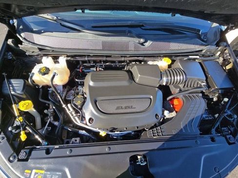 Used 2024 Chrysler Pacifica Touring-L image 6