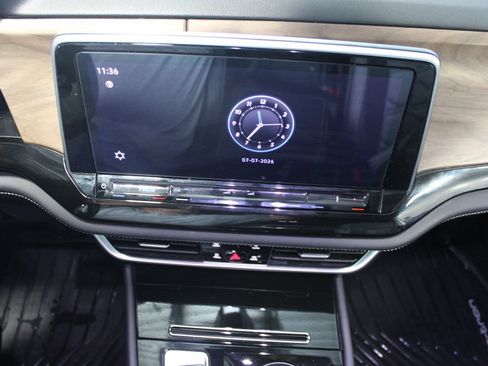 Used 2025 Volkswagen Atlas SE AWD/4WD image 17