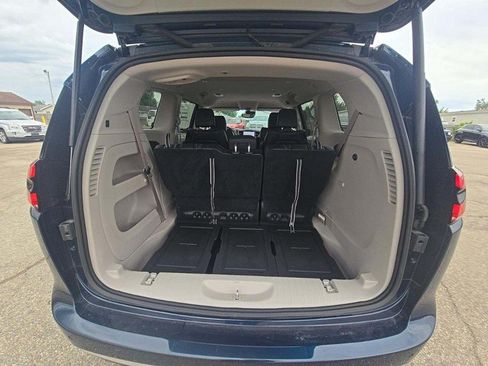 Used 2024 Chrysler Pacifica Touring-L FWD image 11