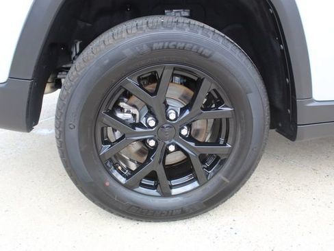 Used 2025 Jeep Grand Cherokee Altitude AWD/4WD image 7