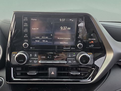 Used 2020 Toyota Highlander XLE image 22