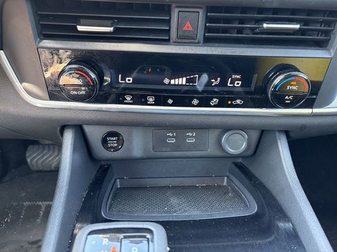 Used 2025 Nissan Rogue SV image 36