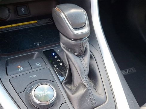 Used 2020 Toyota RAV4 Limited image 12