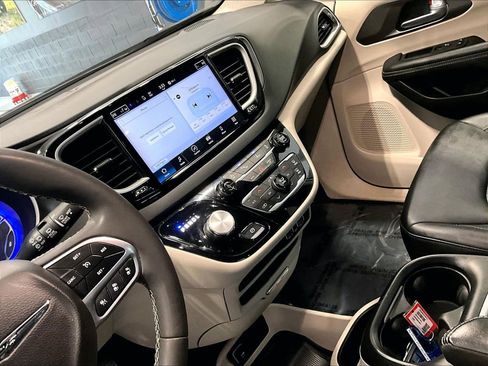 Used 2024 Chrysler Pacifica Touring-L image 14