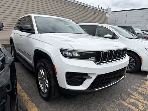 Used 2023 Jeep Grand Cherokee Laredo w/ Luxury Tech Group I AWD/4WD image 2