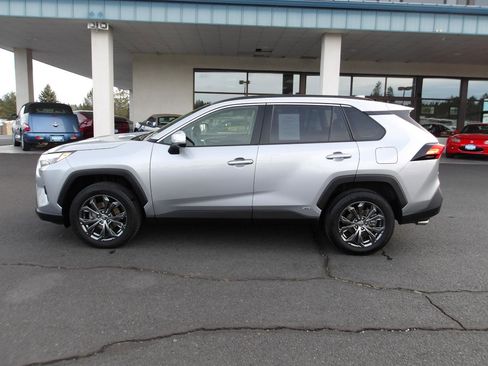 Used 2022 Toyota RAV4 XLE Premium image 2