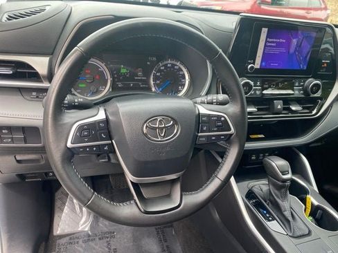 Used 2023 Toyota Highlander XLE FWD image 11
