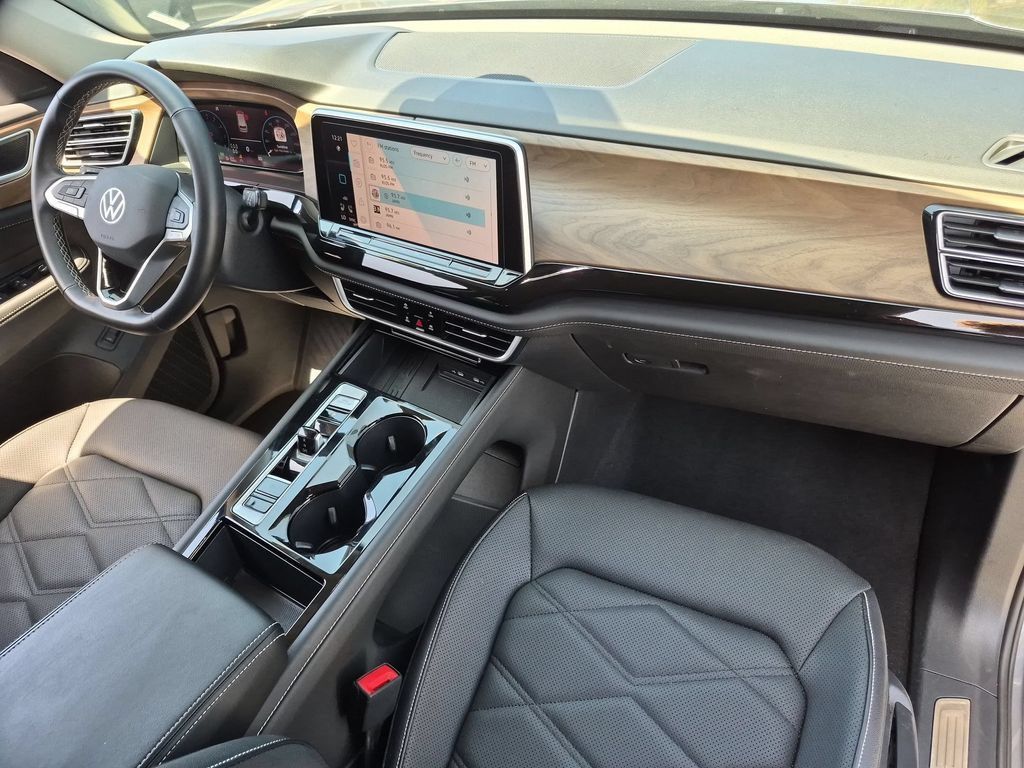 Used 2025 Volkswagen Atlas SE FWD image 32