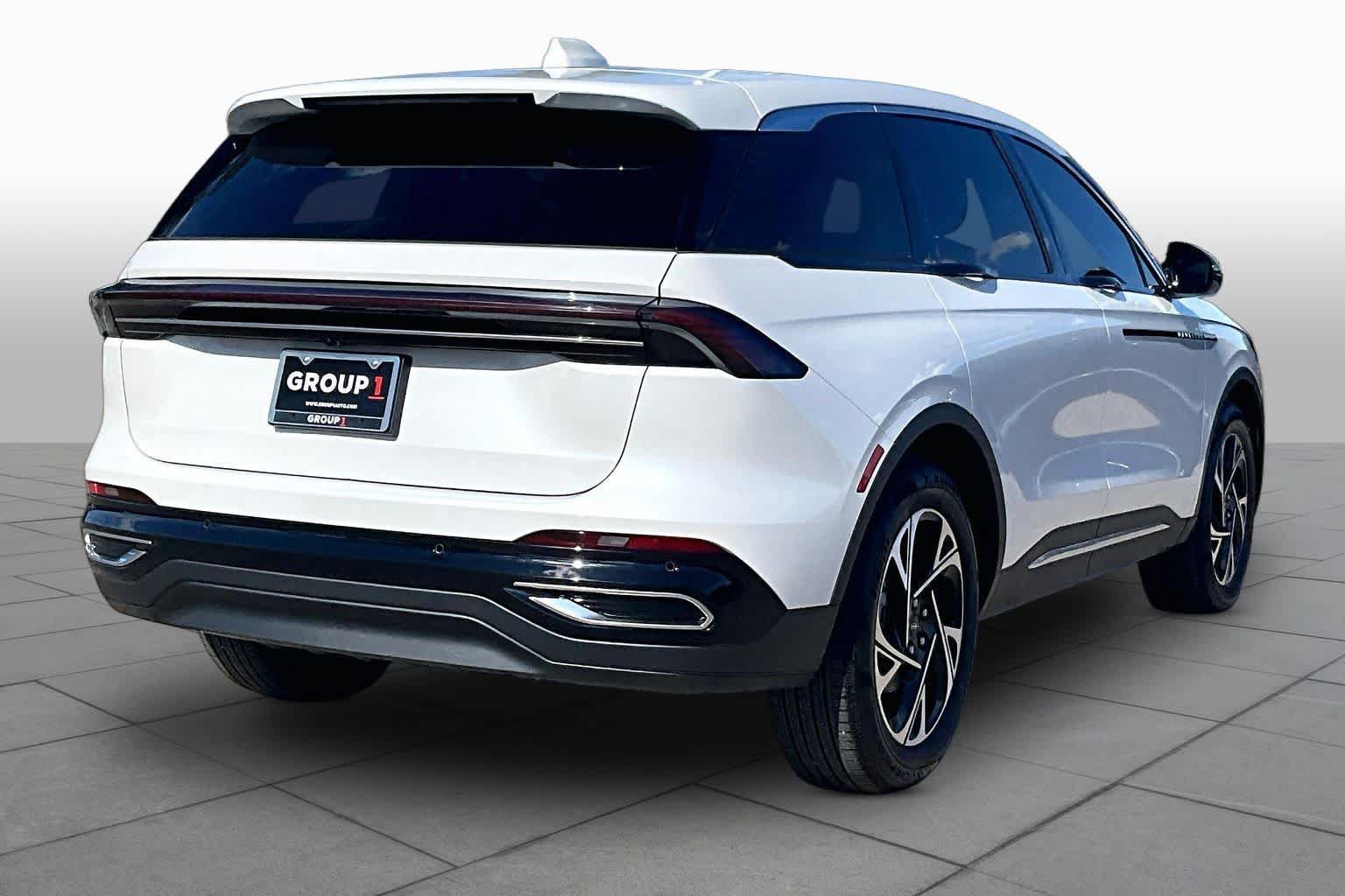 Used 2025 Lincoln Nautilus Premier AWD/4WD image 12