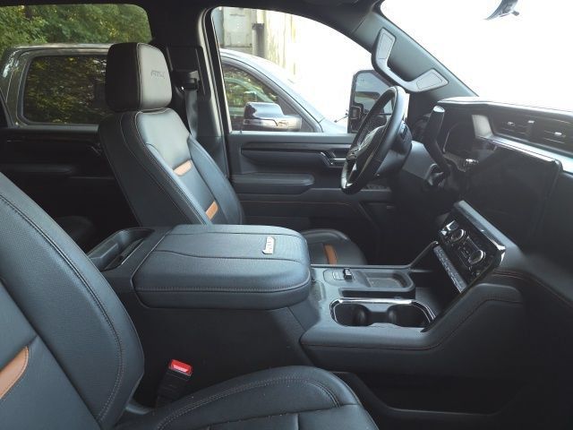 Used 2025 GMC Sierra 2500 AT4 w/ AT4 Premium Plus Package AWD/4WD image 11