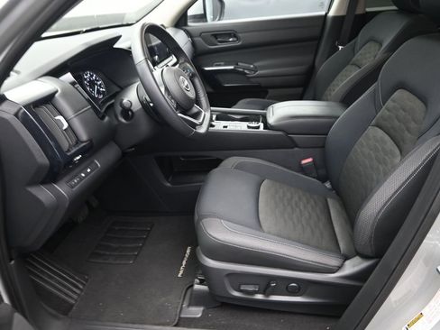 Used 2025 Nissan Pathfinder SV AWD/4WD image 17