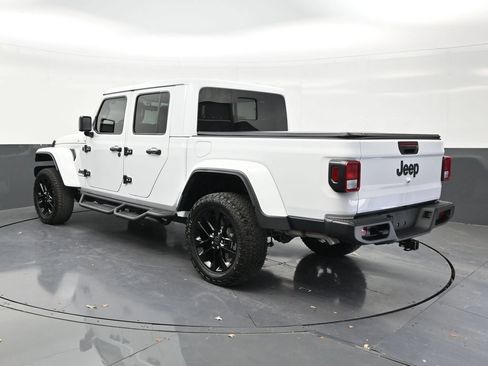Used 2025 Jeep Gladiator Sport AWD/4WD image 3