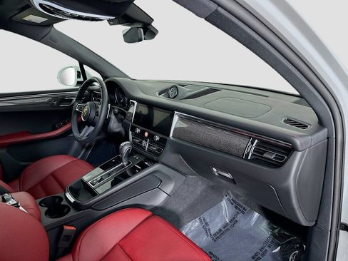 Certified 2025 Porsche Macan AWD/4WD image 31