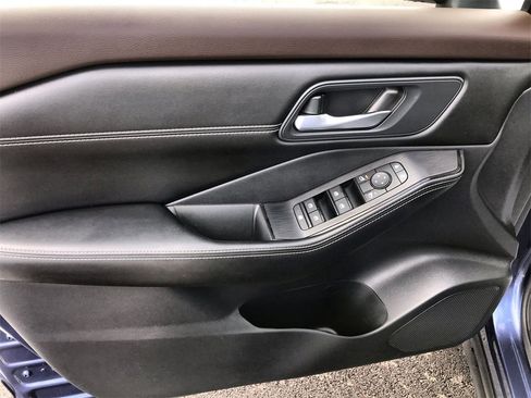 Used 2023 Nissan Rogue SV w/ SV Premium B Package image 13