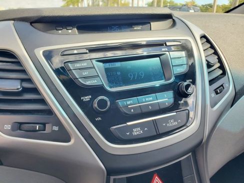 Used 2016 Hyundai Elantra SE image 18