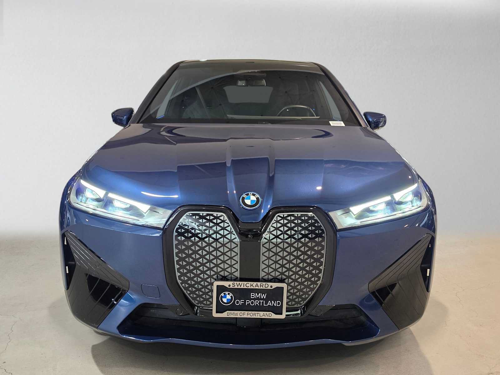 Used 2024 BMW iX xDrive50 w/ Sport Package AWD/4WD image 8