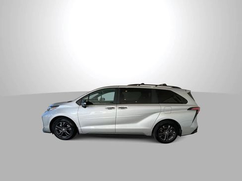Used 2025 Toyota Sienna XSE w/ XSE Premium Package image 5