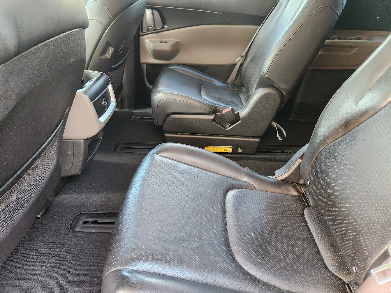 Used 2025 Kia Carnival FWD image 28