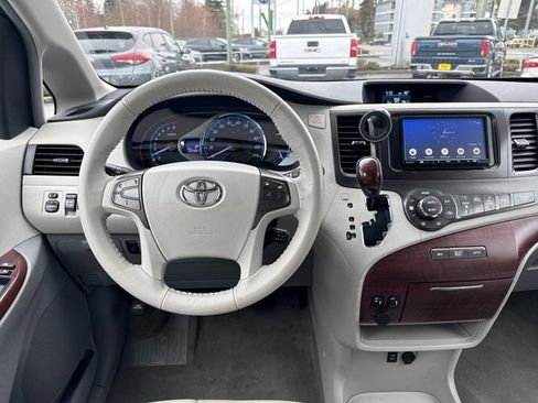 Used 2013 Toyota Sienna XLE image 16