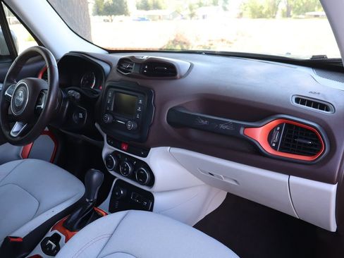 Used 2015 Jeep Renegade Latitude w/ Popular Equipment Group AWD/4WD image 17