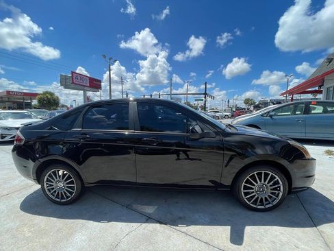 Used 2011 Ford Focus SES FWD image 2