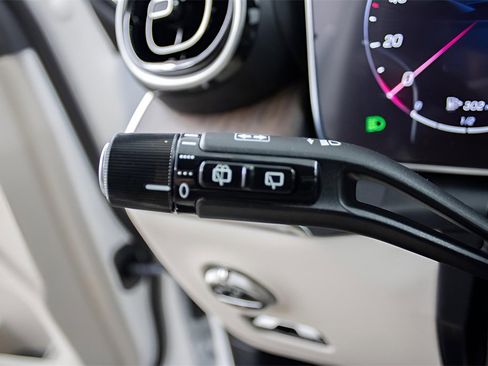 Used 2025 Mercedes-Benz GLC 350e 4MATIC image 32