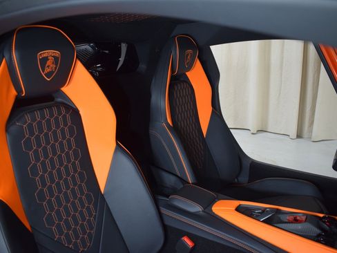 Used 2025 Lamborghini Revuelto image 18