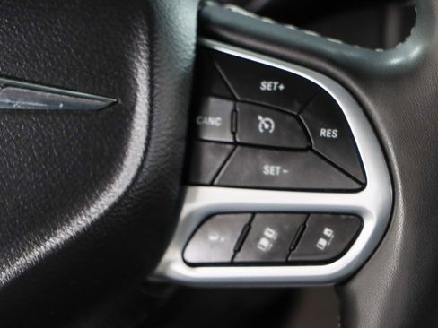 Used 2023 Chrysler Pacifica Touring-L image 14