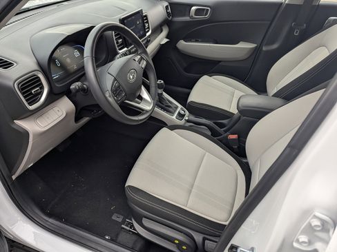 Certified 2025 Hyundai Venue SEL image 9
