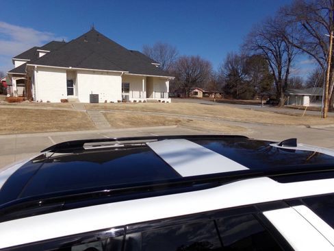 Used 2019 Land Rover Discovery HSE image 10