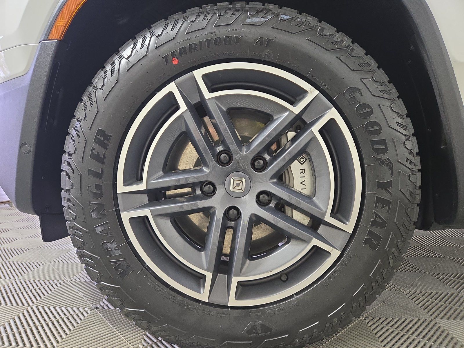 Used 2025 Rivian R1S Adventure Dual AWD/4WD image 9
