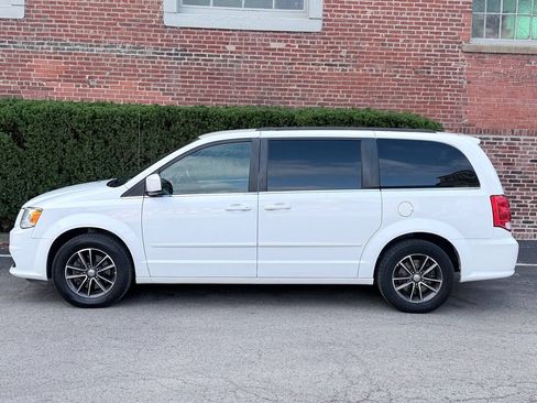 Used 2017 Dodge Grand Caravan SXT FWD image 3