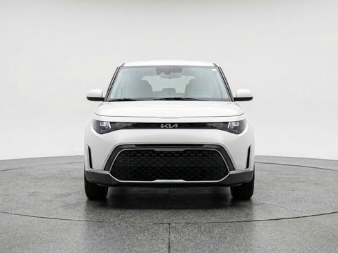 Used 2025 Kia Soul LX w/ LX Technology Package FWD image 2