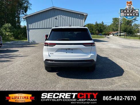 Used 2023 Jeep Grand Cherokee Altitude AWD/4WD image 6