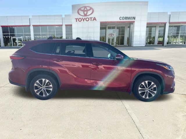 Used 2020 Toyota Highlander XLE AWD/4WD image 6